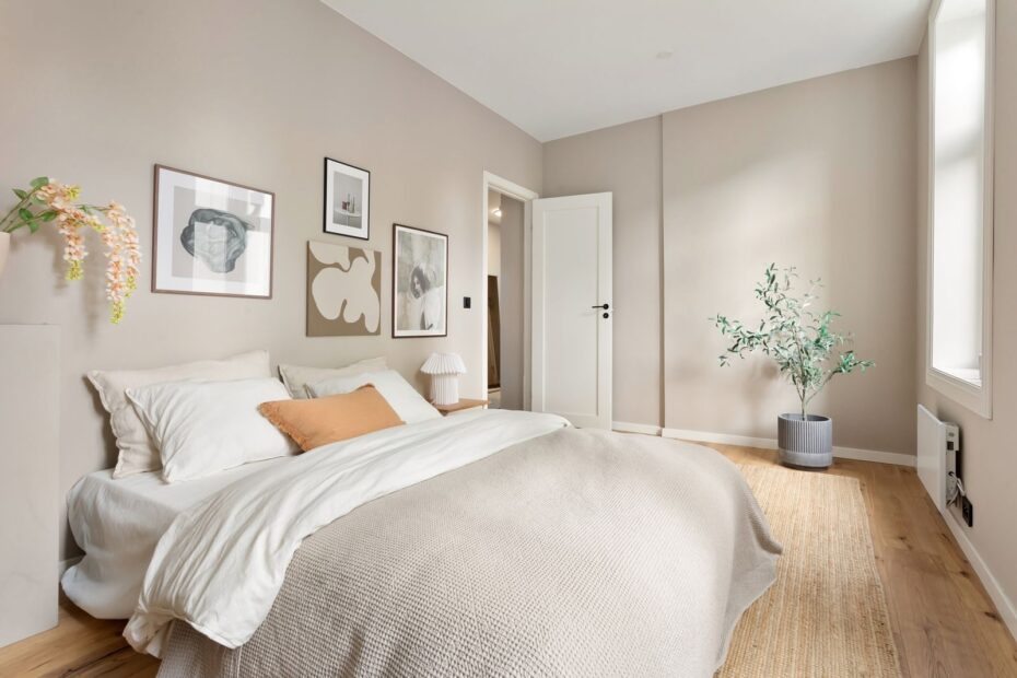 Bright minimalist bedroom showcasing modern design with neutral tones and stylish decor.